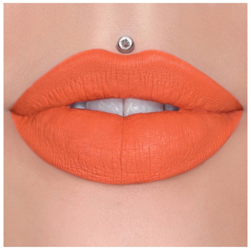TWO IN STOCK🚨 JEFFREE STAR
Velour Liquid Lipstick (TANGERINE QUEEN)
